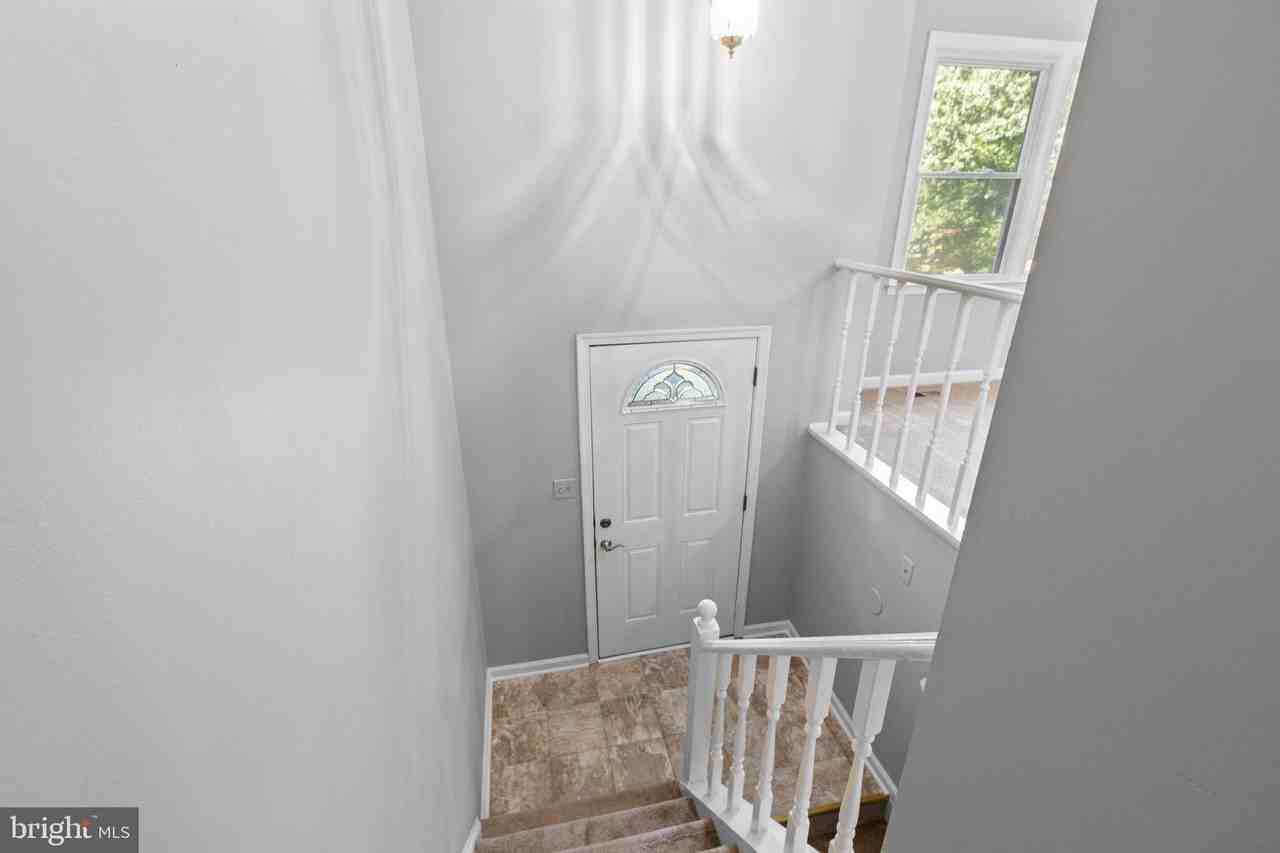 10409 Daniels Ct - Photo 4 of 41