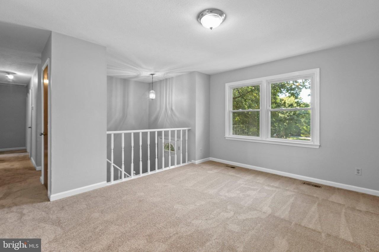 10409 Daniels Ct - Photo 5 of 41