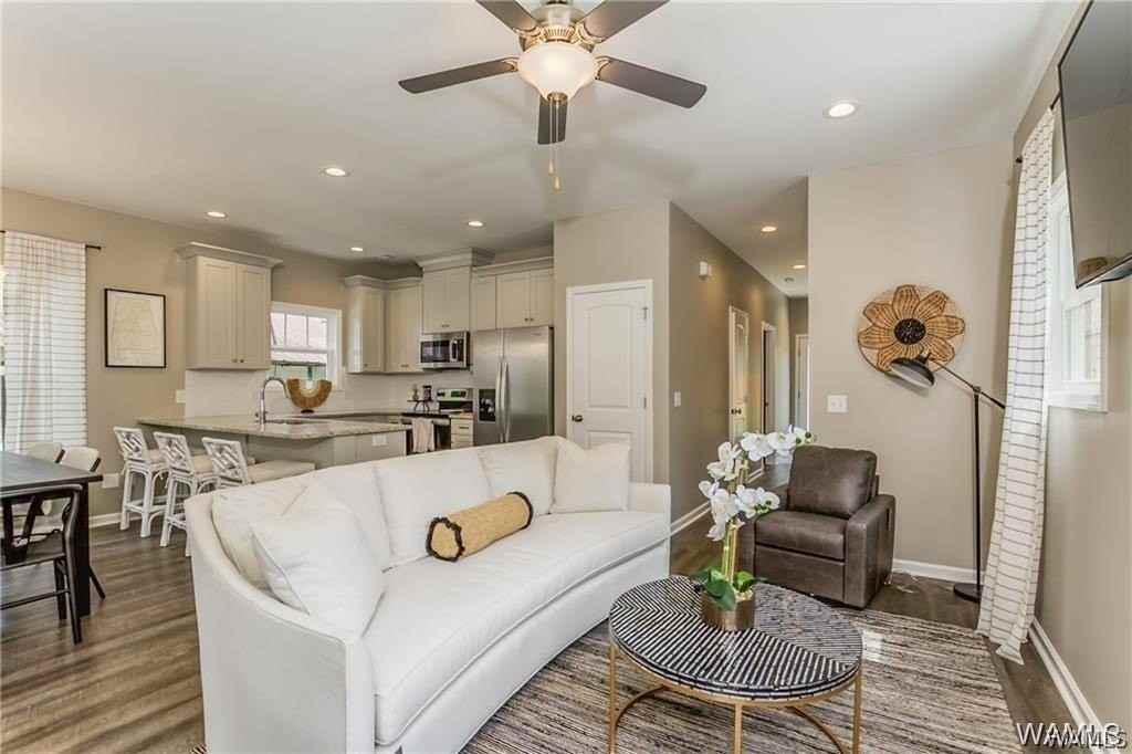 2312 9th St - Photo 3 of 39