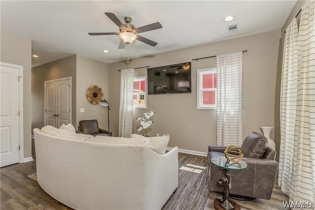 2312 9th St - Photo 4 of 39