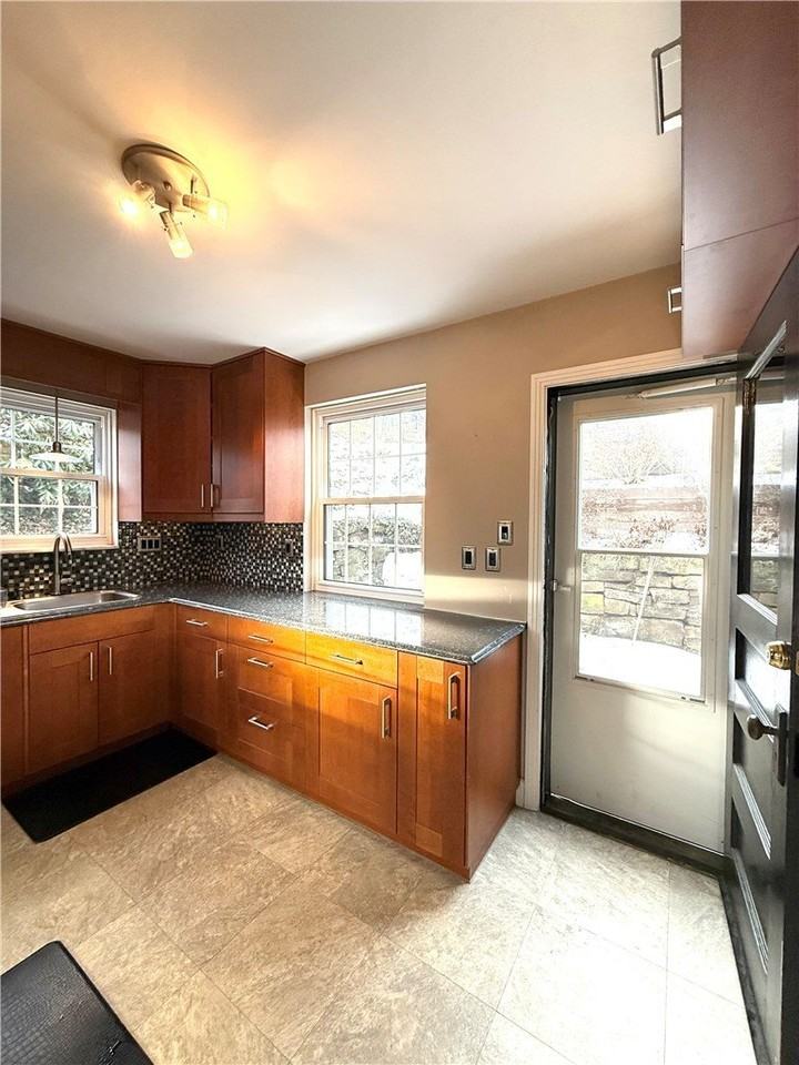 611 Overlook Dr - Photo 5 of 17