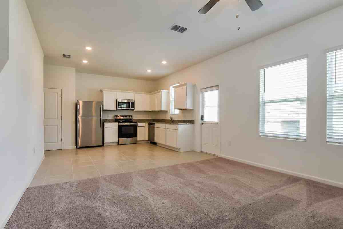 2084 Hemingway Cir - Photo 5 of 18