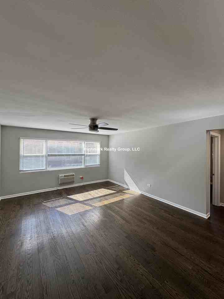 1321 W Sherwin Ave #2A - Photo 3 of 11