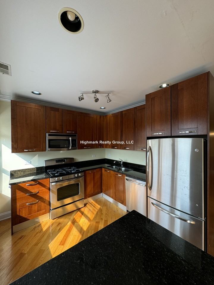 6949 N Oakley Ave #3A