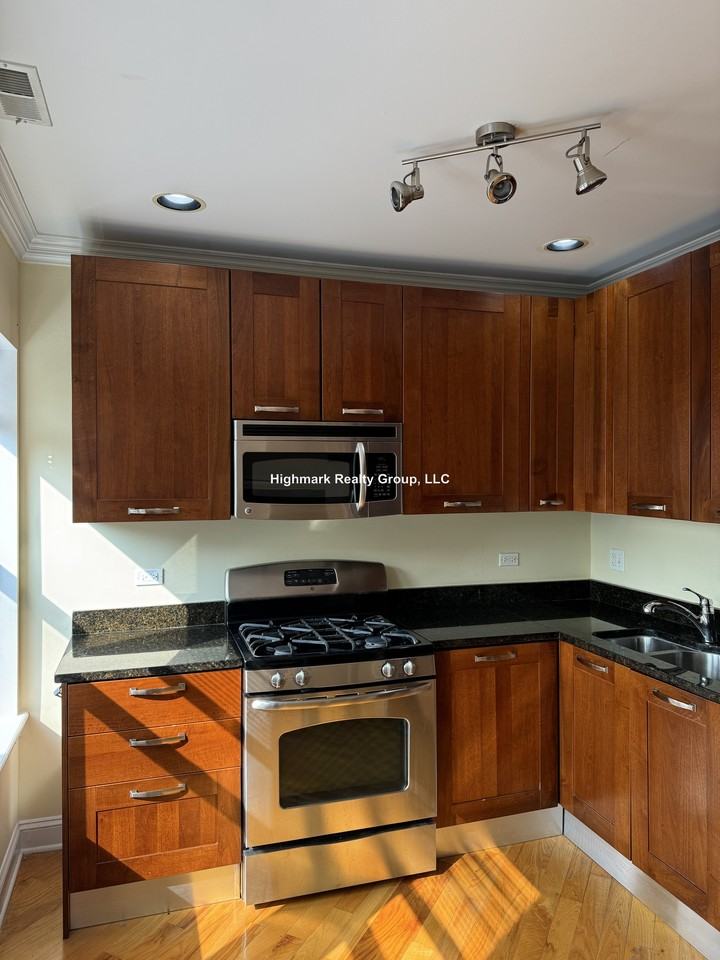 6935 N Oakley Ave #1T - Photo 2 of 22