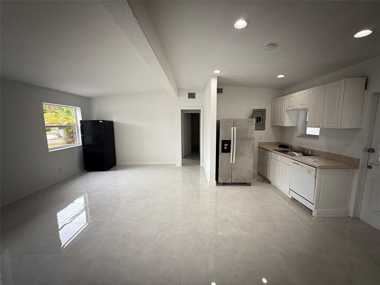 1724 Northeast 50th Court - Photo 4 of 7