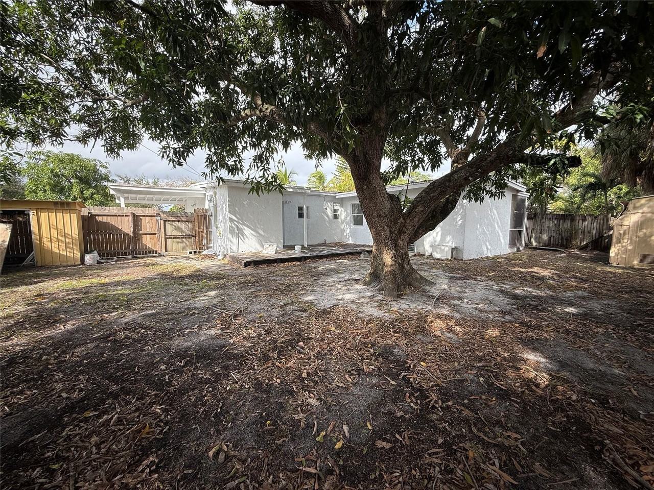 1724 Northeast 50th Court - Photo 3 of 7