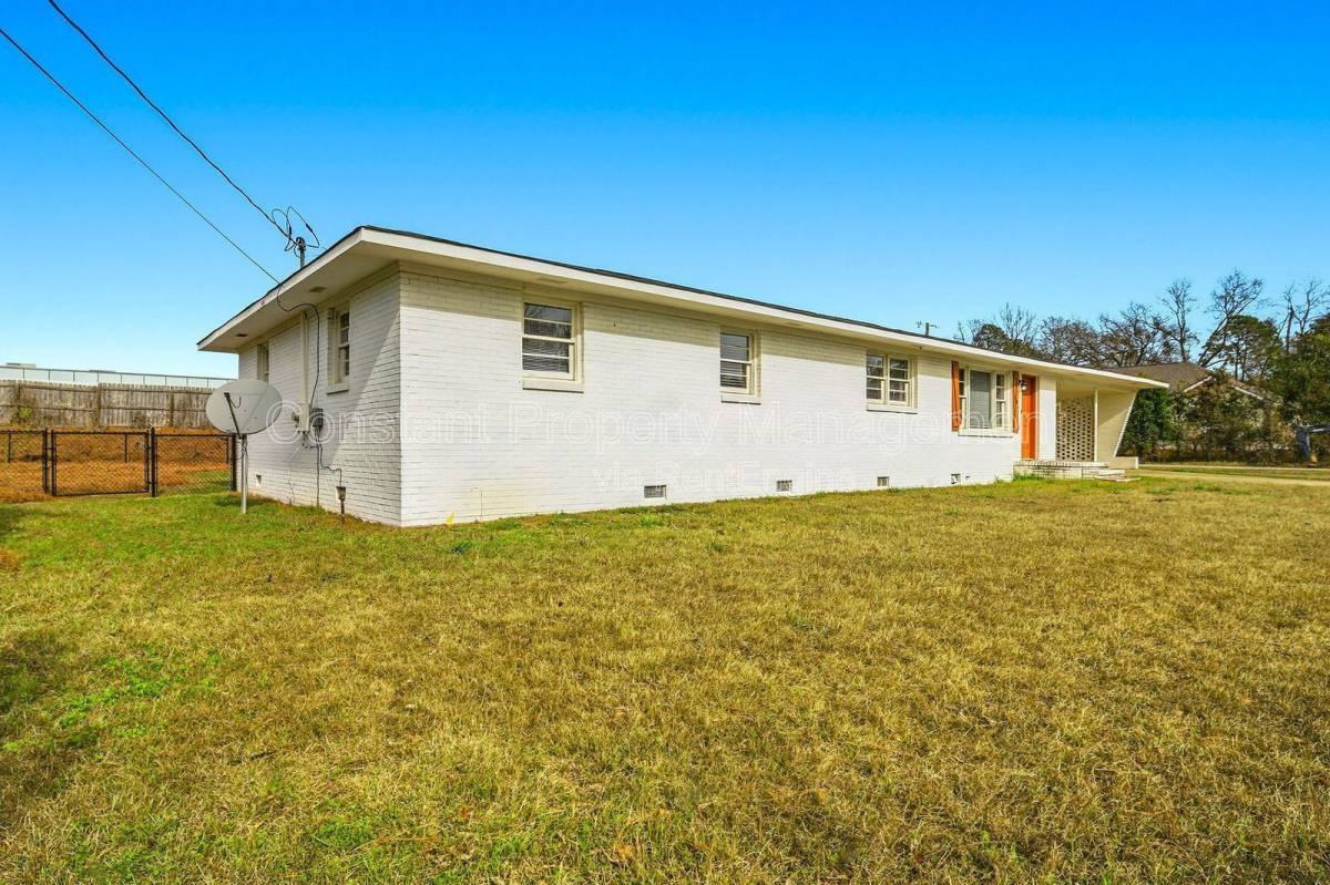 105 Maxwell Dr - Photo 2 of 10