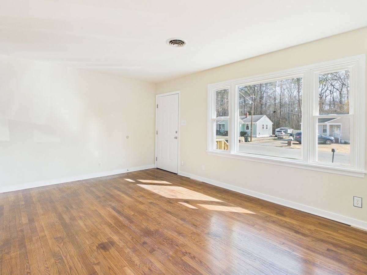 954 Kingsway Rd - Photo 3 of 10