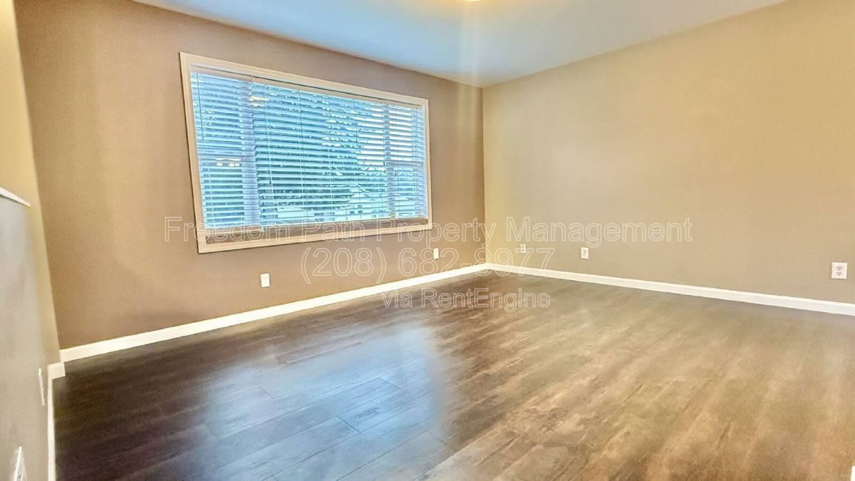 31719 N Barbara Ave - Photo 3 of 10