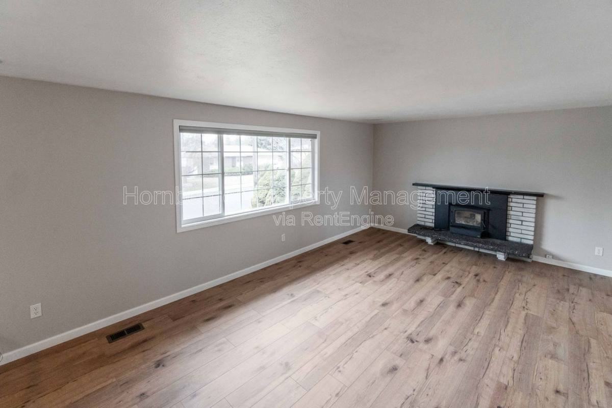6604 N Greenwood Blvd - Photo 2 of 10