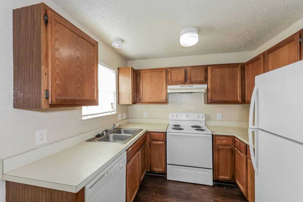 5853 Shadydell Dr - Photo 3 of 10