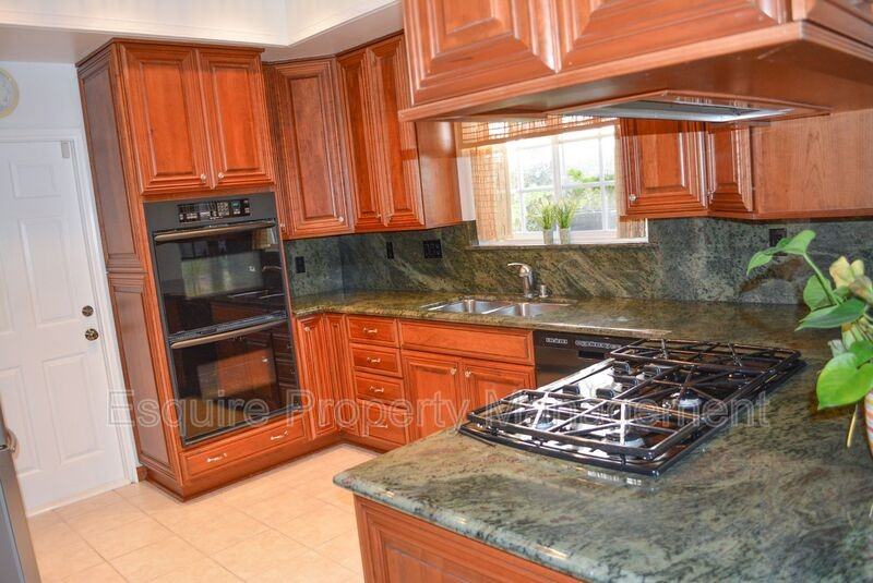 1458 Dara St - Photo 4 of 20