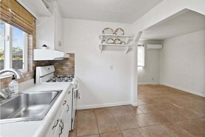 1660 Jennings Ave - Photo 4 of 16