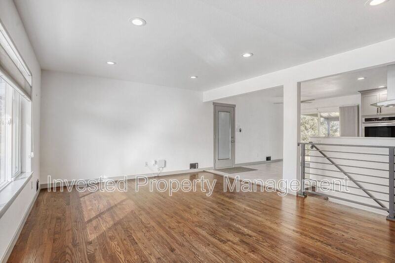 3004 S Zurich Ct - Photo 5 of 31