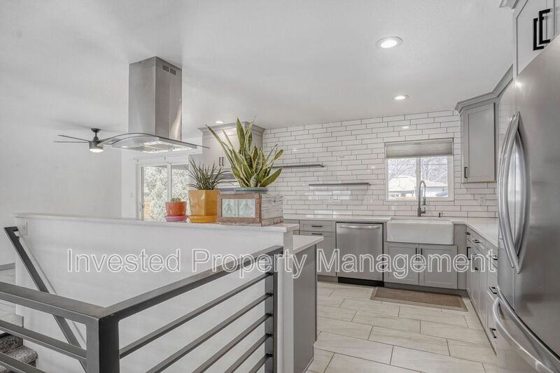 3004 S Zurich Ct - Photo 7 of 31