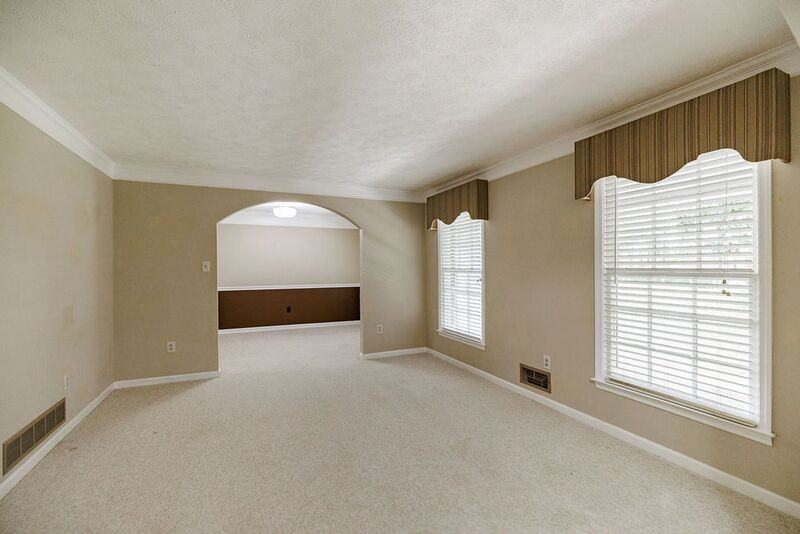 1110 Maple Cir - Photo 3 of 33