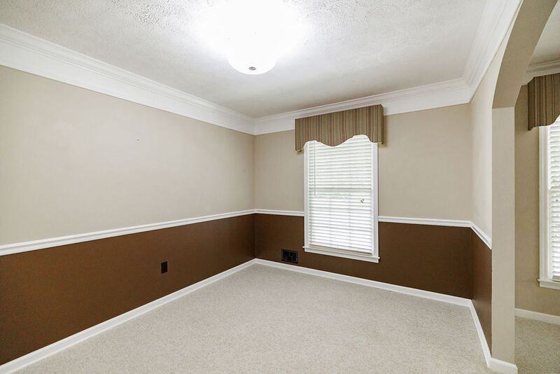 1110 Maple Cir - Photo 5 of 33