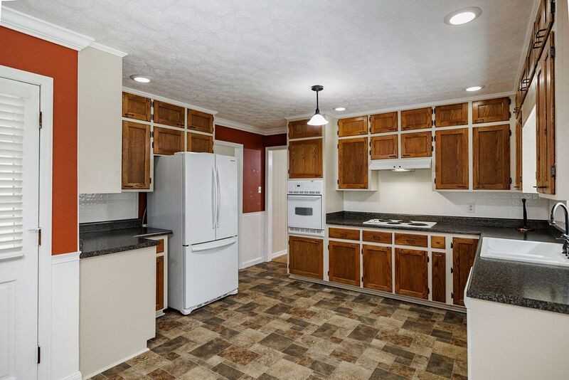 1110 Maple Cir - Photo 7 of 33