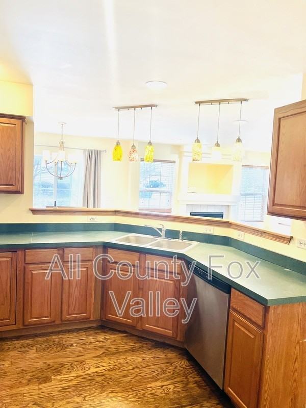 2340 Stoughton Cir - Photo 6 of 28