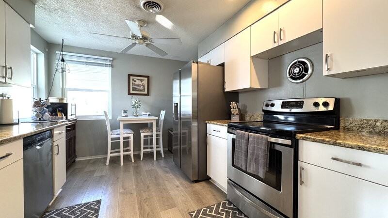 1121 Clearwater Rd - Photo 7 of 26