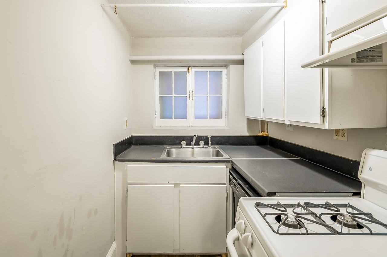 1832 Biltmore St Nw #B2 - Photo 3 of 9