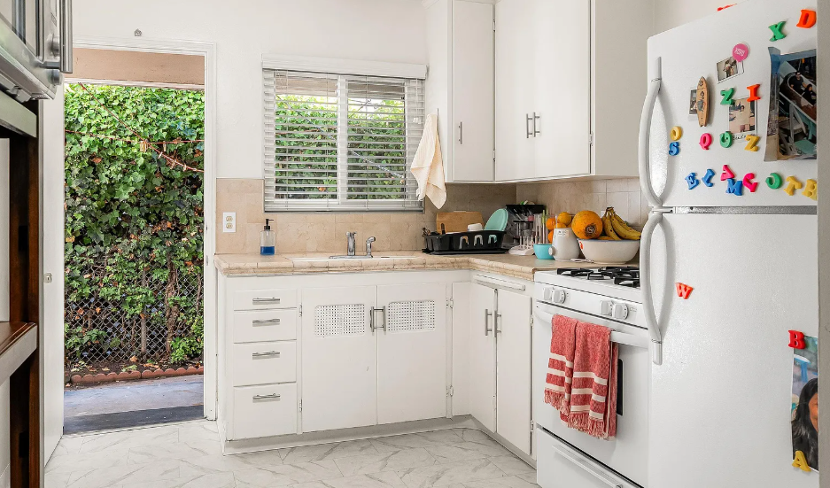 2128 Bath St - Photo 3 of 7