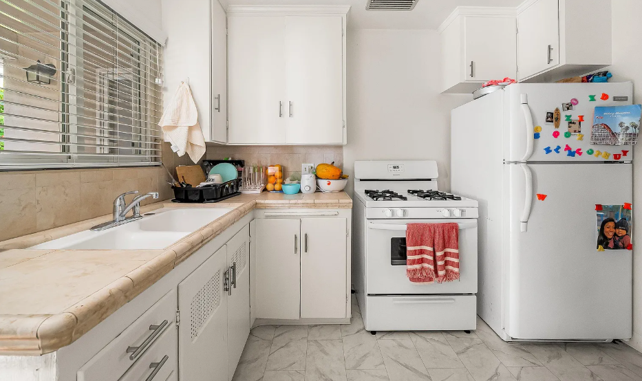 2128 Bath St - Photo 4 of 7