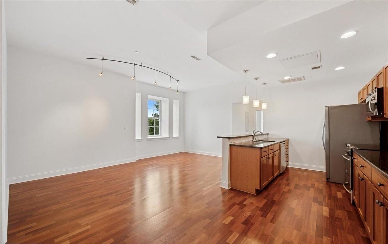 1 Academy Cir - Photo 4 of 11