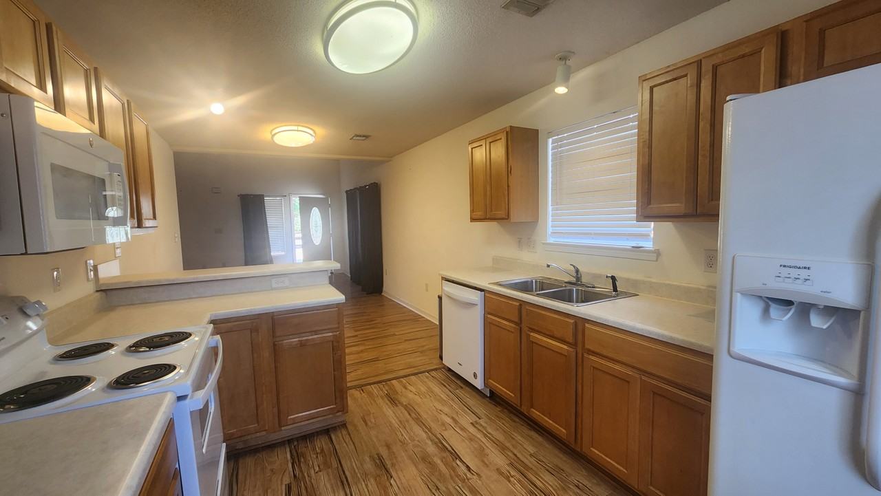 2170 Tom St - Photo 5 of 18