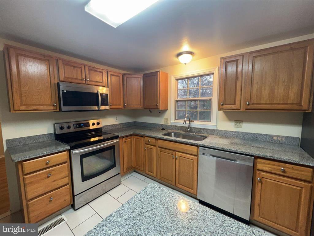 1795 Harvest Dr - Photo 2 of 19