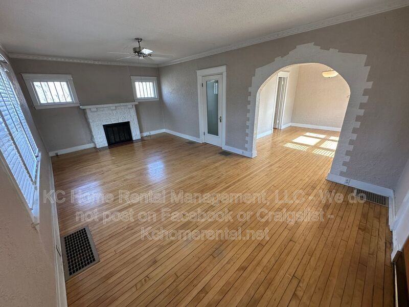 10116 Johnson Dr - Photo 5 of 36