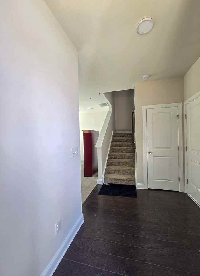 1061 Larabee Ln - Photo 3 of 50