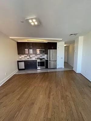 2605 28th St #4D - Photo 2 of 8