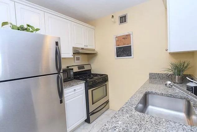 42 8th St #5104 - Photo 2 of 18