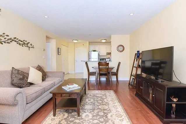 42 8th St #5104 - Photo 5 of 18