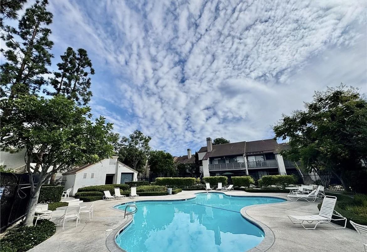 10580 Lakeside Dr N #E - Photo 3 of 9