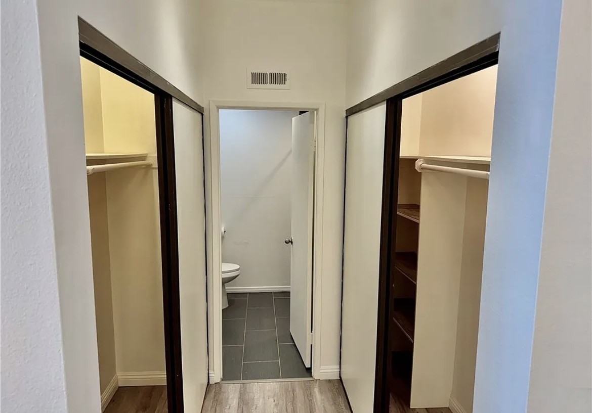 10580 Lakeside Dr N #E - Photo 4 of 9