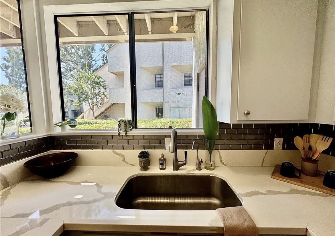 10580 Lakeside Dr N #E - Photo 5 of 9