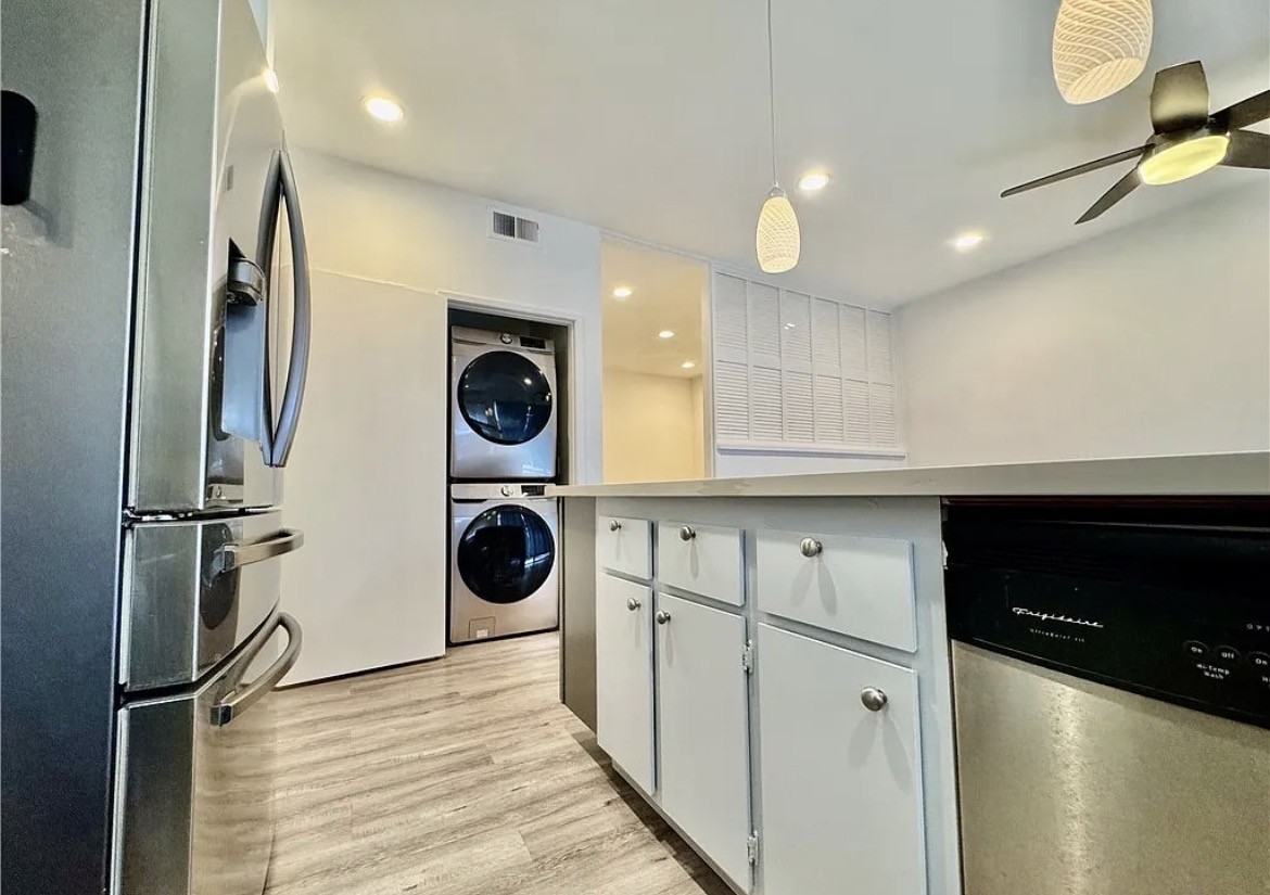 10580 Lakeside Dr N #E - Photo 6 of 9