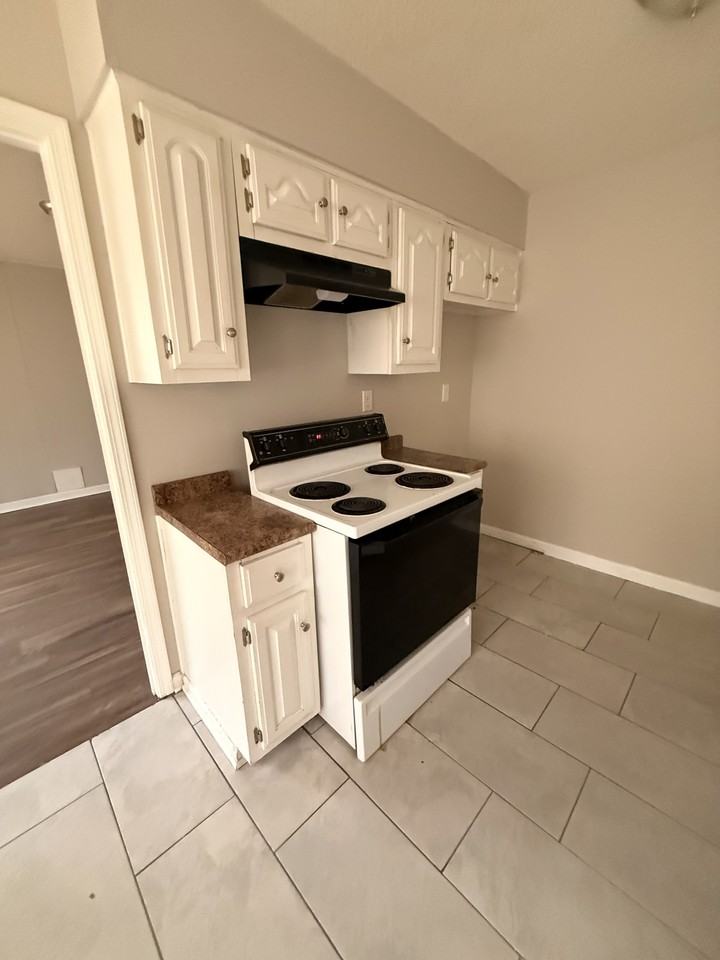 2864 Whitney Ave - Photo 4 of 15