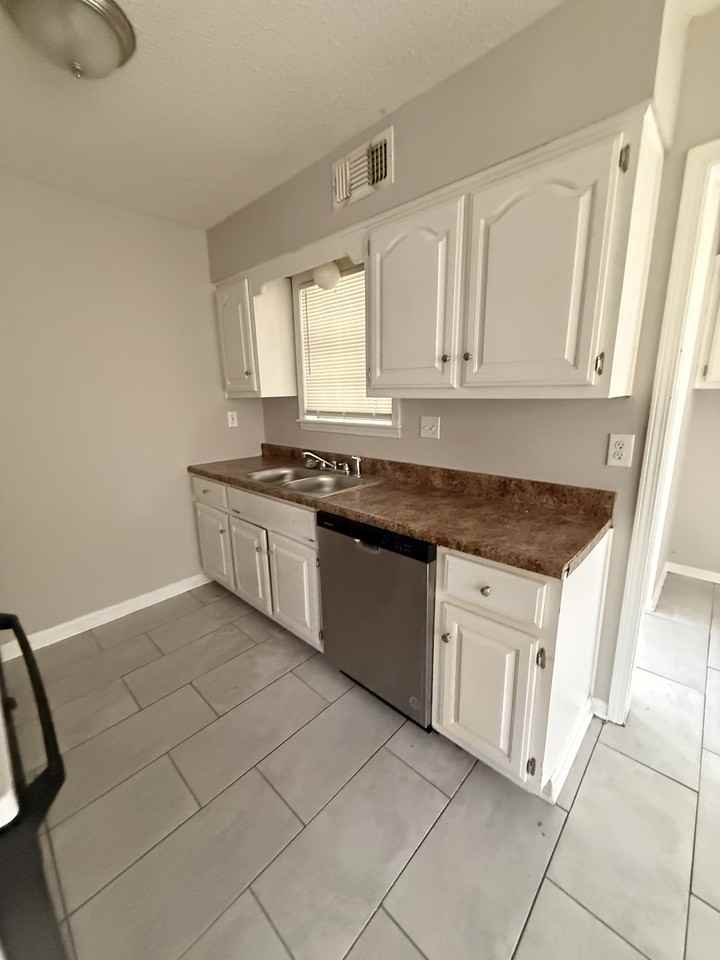 2864 Whitney Ave - Photo 5 of 15