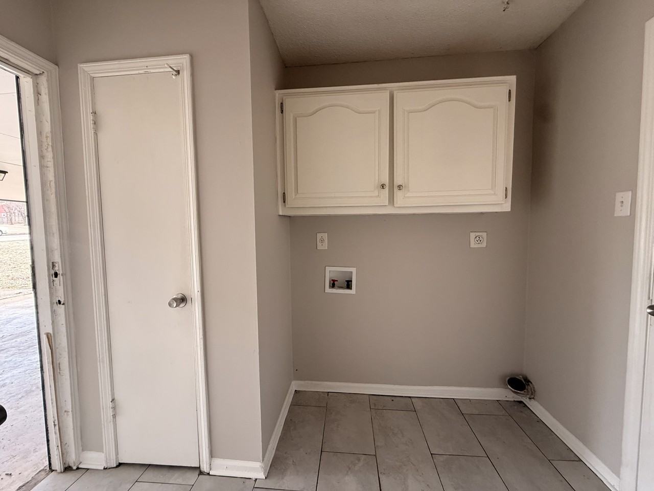 2864 Whitney Ave - Photo 6 of 15