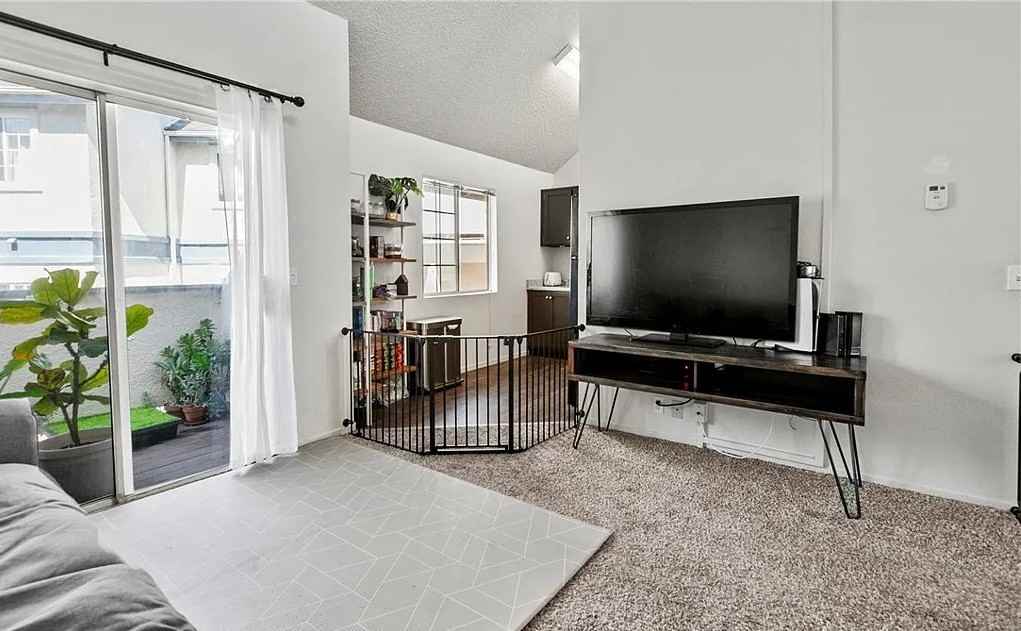 1037 Southwood Dr - Photo 2 of 3