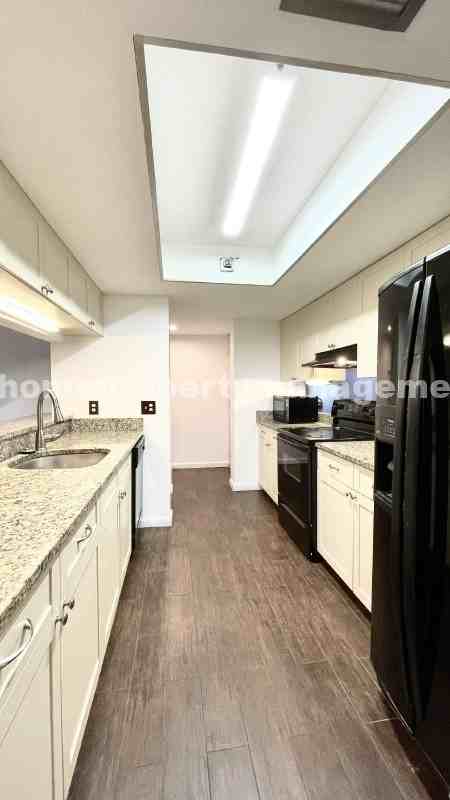 7539 Greenlake Way #B - Photo 5 of 19