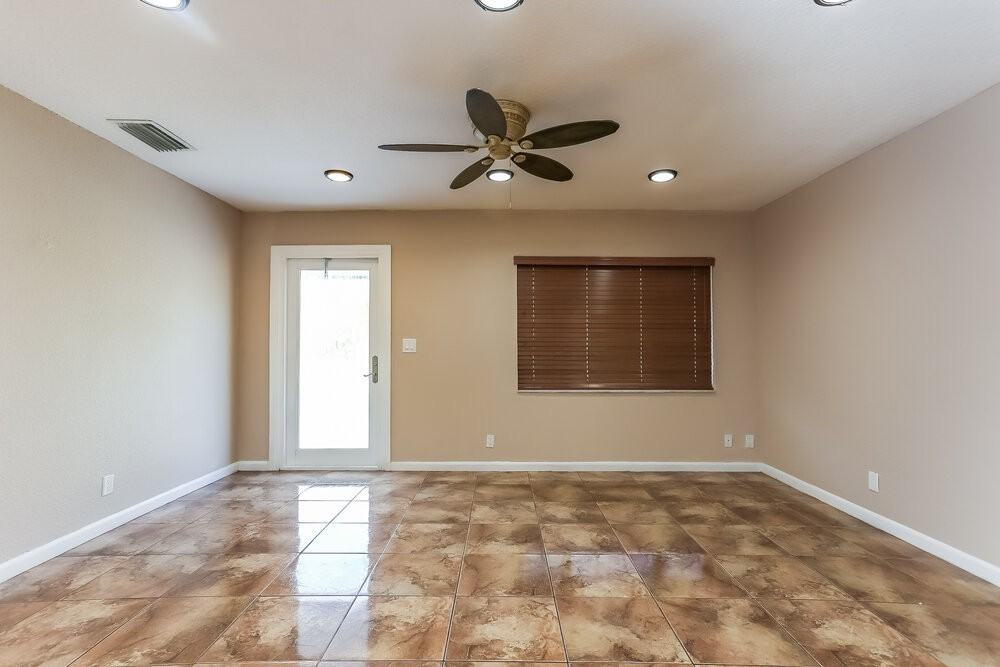 9896 Liberty Ct - Photo 3 of 14