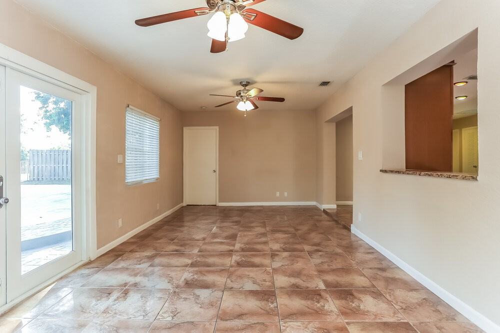 9896 Liberty Ct - Photo 4 of 14