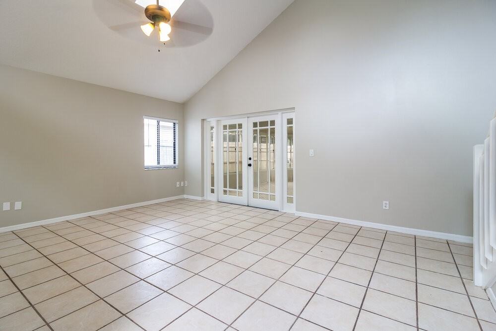 1067 Manigan Ave - Photo 3 of 15