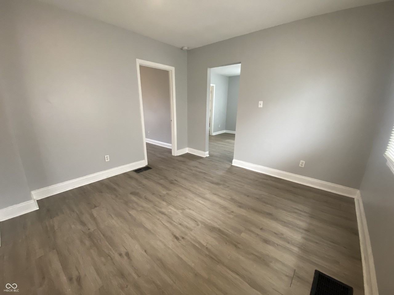 1025 Sharon Ave - Photo 4 of 17