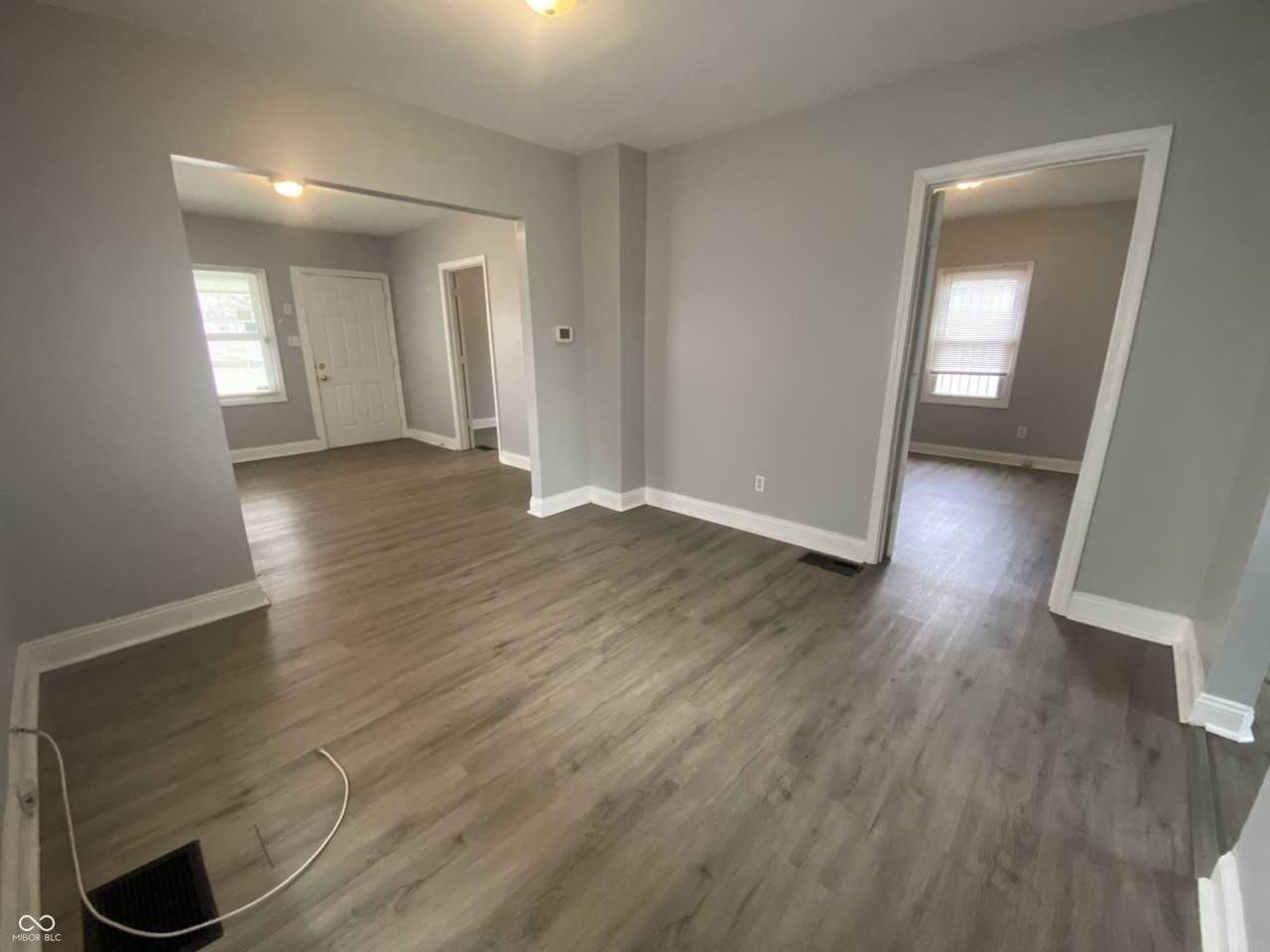 1025 Sharon Ave - Photo 5 of 17